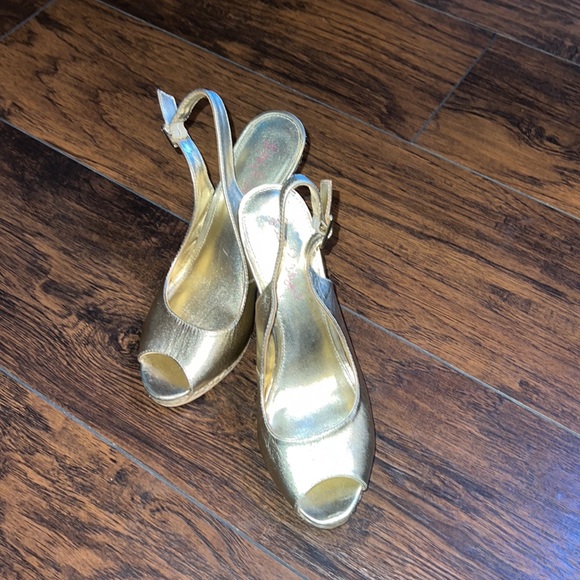 Lilly Pulitzer Gold Wedge - Picture 2 of 16